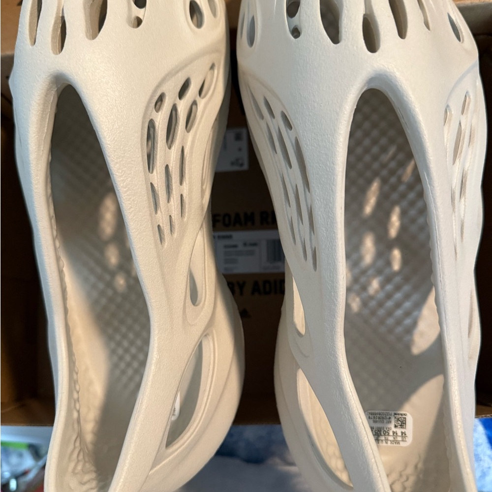Adidas YZY Foam RNNR Box - Picture 2 of 7